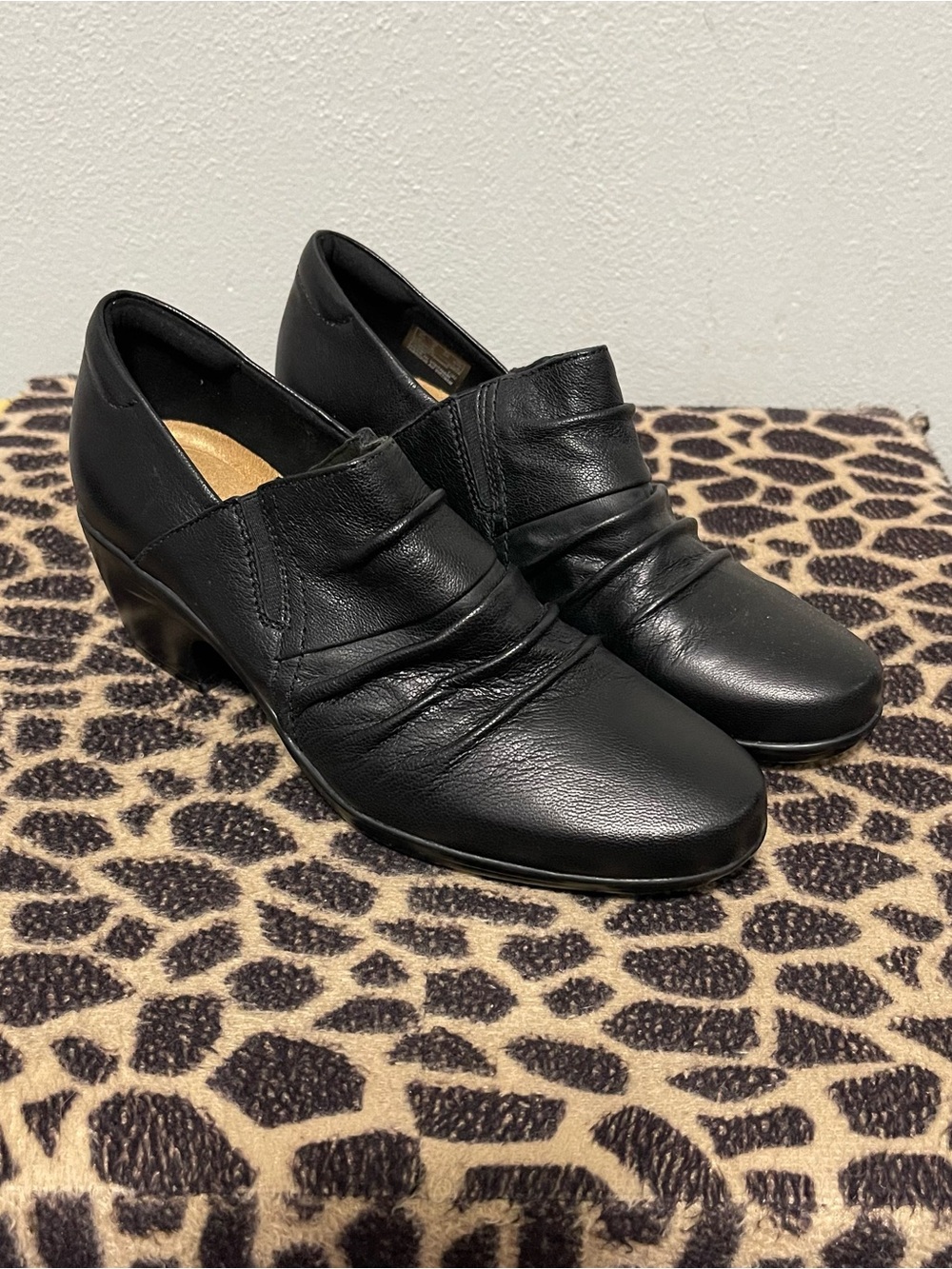 Clarks Collection Emily 2 Slip On  Low Heel Shoes Leather Black Womens 6M
